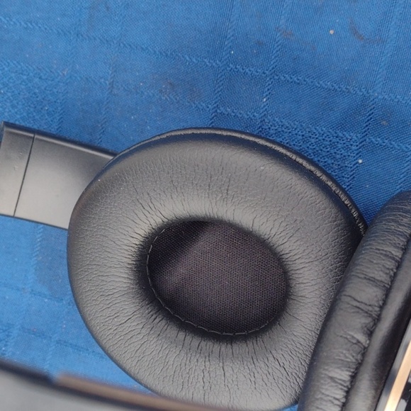 Black Over-Ear Headphones NWOT - Picture 3 of 3